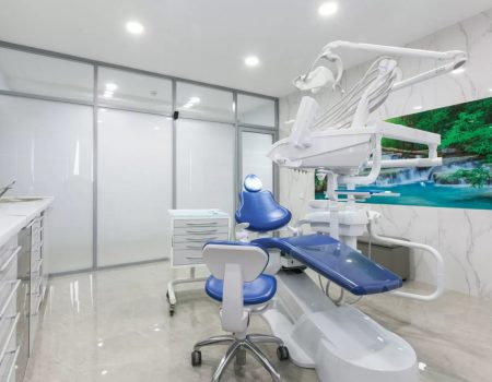 tension sterile antibacteriële wand en spanplafond in artsenpraktij met inbouwspots
