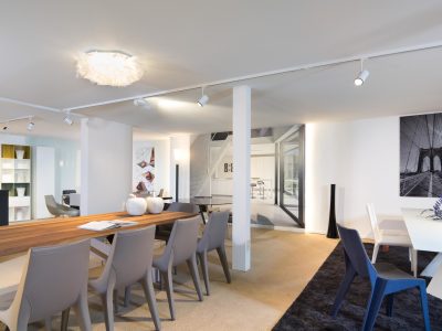 witte spanplafond met railverlichting in moderne showroom