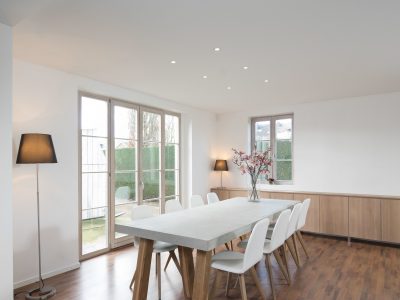 witte spanplafond standaard essentials in een moderne eetplaats met led verlichting spots